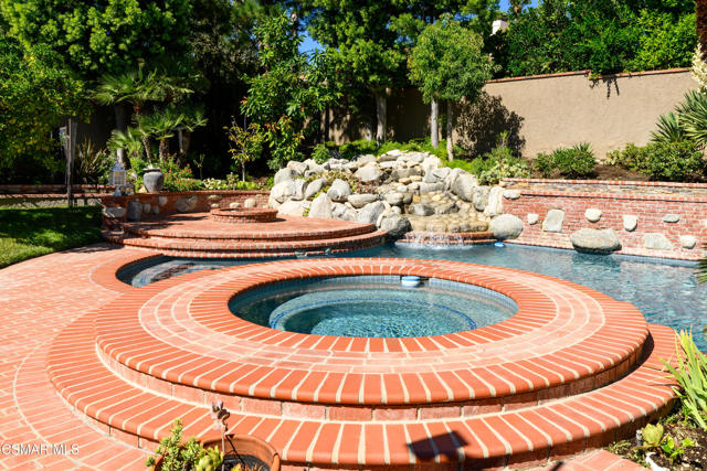 29515 Weeping Willow Drive, Agoura Hills CA: https://media.crmls.org/mediaz/5312e11d-9784-4df0-8872-6e1fd0ac068b.jpg