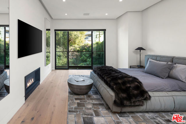 12720 Montana Avenue, Los Angeles CA: https://media.crmls.org/mediaz/5313edbe-cf89-4669-b1cc-a1eba8d022c9.jpg