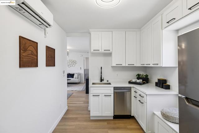 904 41st St, Oakland CA: https://media.crmls.org/mediaz/531481eb-09a2-413d-9e73-625f4de35e3b.jpg