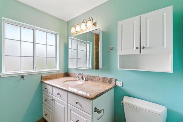1675 Escalante Way, Burlingame CA: https://media.crmls.org/mediaz/5314b134-0dc0-40b2-b3cd-9a117f88dc91.jpg