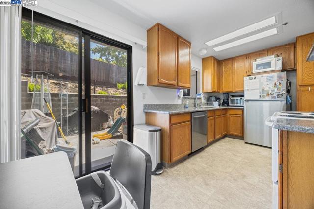 21000 Ocean View Dr, Hayward CA: https://media.crmls.org/mediaz/53153bd5-5fb0-4ab4-995d-10a05b0facfb.jpg