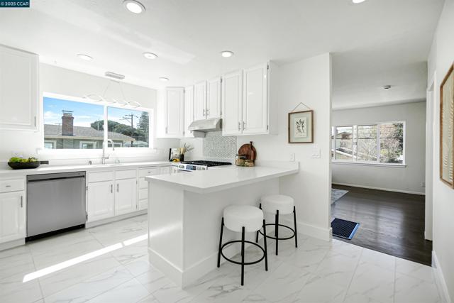 2718 Carmel St, Oakland CA: https://media.crmls.org/mediaz/5315ec13-14f5-4c00-b474-6ec9a4266509.jpg
