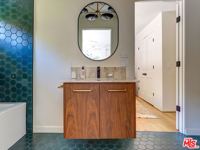 8674 Edwin Drive, Los Angeles CA: https://media.crmls.org/mediaz/5315f6ca-9288-429b-99cd-e95329ee0674.jpg