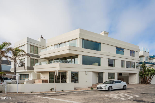 3300 Ocean Drive, Oxnard CA: https://media.crmls.org/mediaz/5316f312-62e4-4ad9-86e1-a3360400ab21.jpg