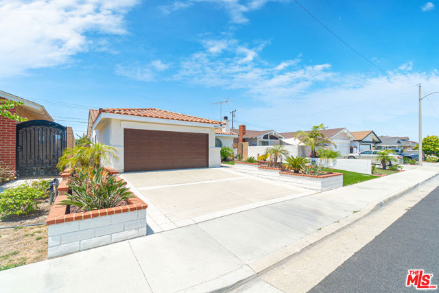 24613 Neptune Avenue, Carson CA: https://media.crmls.org/mediaz/53171318-9d37-469d-bbf6-c2003d90ddcb.jpg