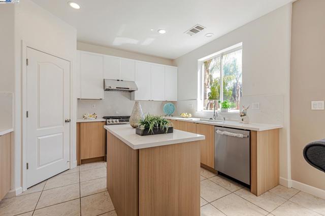 113 Silver Bell Way, Oakley CA: https://media.crmls.org/mediaz/5317412c-2c18-4415-b154-04fd41d8f7f1.jpg
