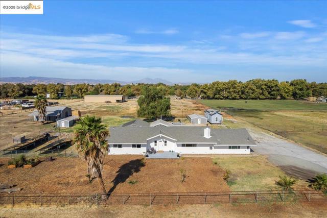 3164 Bixler Rd, Brentwood CA: https://media.crmls.org/mediaz/53176081-7cdb-4f83-b4ad-e93e27a84ec6.jpg
