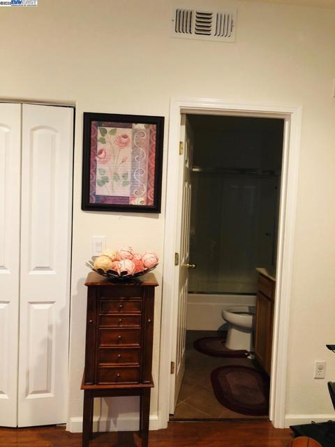 644 Artisan Pl, Hayward CA: https://media.crmls.org/mediaz/5318e910-415b-4d8b-a0b4-e90967082a34.jpg