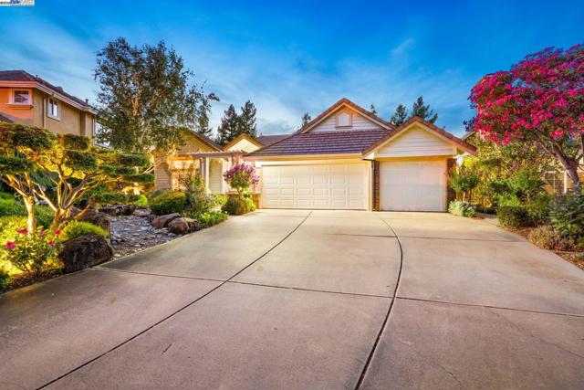 444 Cabonia Ct, Pleasanton CA: https://media.crmls.org/mediaz/53194c52-c63d-4714-9272-9c750b9ab186.jpg