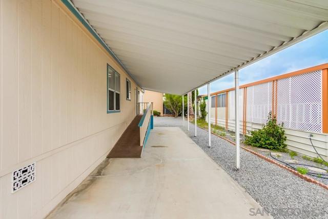 1010 E Bobier, Vista CA: https://media.crmls.org/mediaz/5319c642-cfe3-4ff2-81b3-0033150ac1dd.jpg