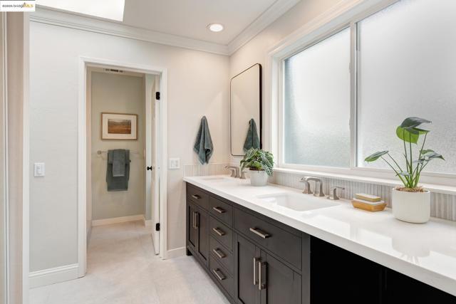 2 Cavendish Ln, Piedmont CA: https://media.crmls.org/mediaz/531a7891-1711-4576-a580-9b2067b12659.jpg