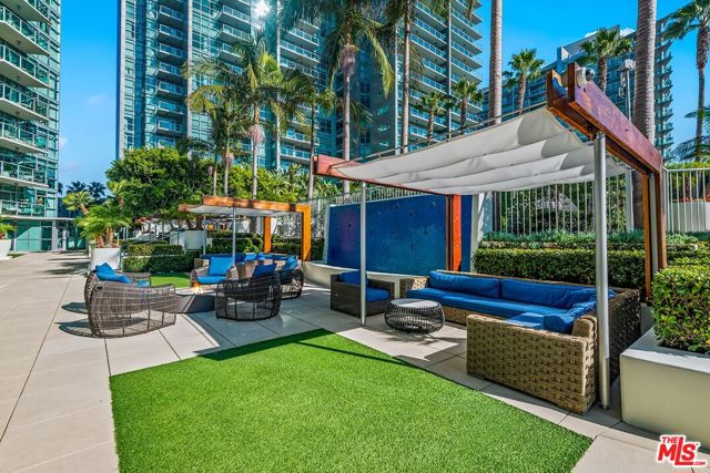 13700 Marina Pointe Drive, Marina del Rey CA: https://media.crmls.org/mediaz/531bcba3-c9e0-46b5-b541-7e0d65abc8eb.jpg