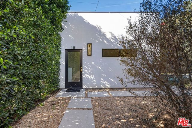 123 S Kilkea Drive, Los Angeles CA: https://media.crmls.org/mediaz/531c5872-e254-478f-88fa-9194f94ab203.jpg