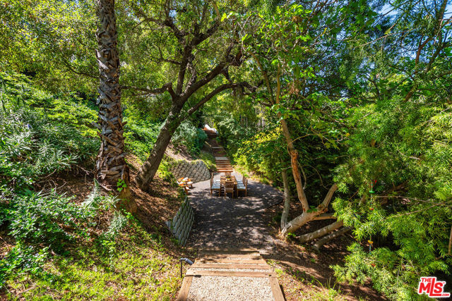15941 Skytop Road, Encino CA: https://media.crmls.org/mediaz/531cddf5-176f-4160-b9ac-bcefb40fdb9f.jpg