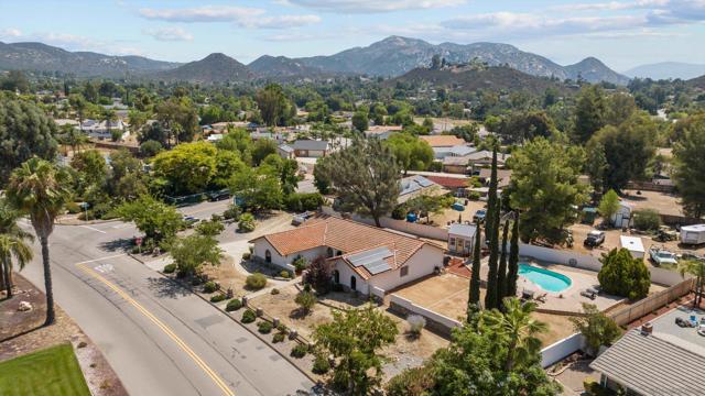 16273 Arena Dr, Ramona CA: https://media.crmls.org/mediaz/531dbf70-6d38-4a51-9230-b4cd33644475.jpg