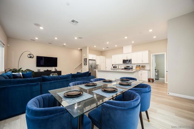 2097 Bluestone Cir, Chula Vista CA: https://media.crmls.org/mediaz/531dea17-bb22-426a-bde4-d22138c7a9c4.jpg