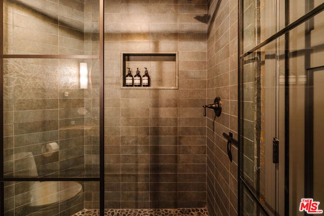 28805 North Shore Road, Lake Arrowhead CA: https://media.crmls.org/mediaz/531e0549-8555-4197-88ea-fbcbc64c82e9.jpg