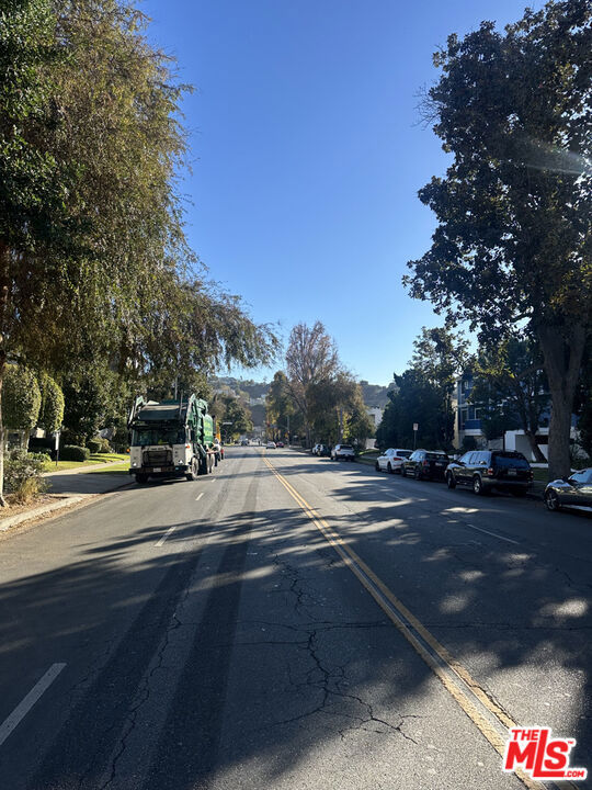 4248 Whitsett Avenue, Studio City CA: https://media.crmls.org/mediaz/531e734c-fb54-4215-93f1-b5ff27d122c5.jpg
