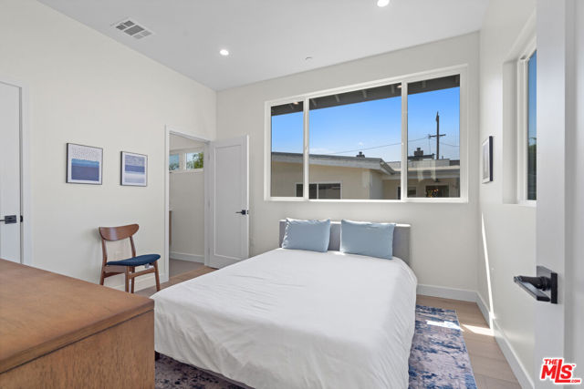 705 6th Avenue, Venice CA: https://media.crmls.org/mediaz/531ec83e-9d42-4340-be67-fc3dacc4fd07.jpg