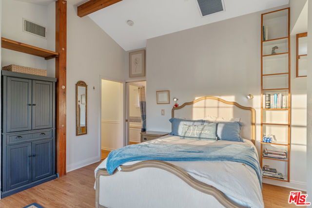 41 Vicente Terrace, Santa Monica CA: https://media.crmls.org/mediaz/531f1438-83e9-4974-90f7-f7c34639eb7e.jpg