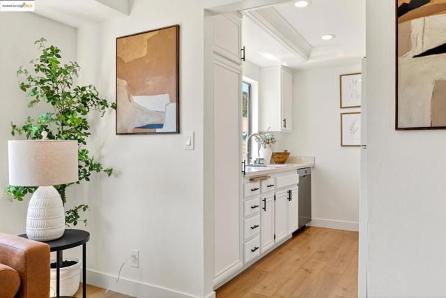 221 Village Pl, Martinez CA: https://media.crmls.org/mediaz/531f7604-ee21-4603-b25a-3886b456cd5b.jpg