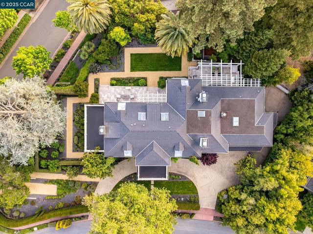 25 Crocker Ave, Piedmont CA: https://media.crmls.org/mediaz/53202aea-bc48-4529-a87e-f3699a561635.jpg