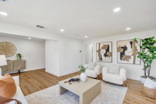 1575 Via Lucas, San Lorenzo CA: https://media.crmls.org/mediaz/53206e9c-c7bb-4782-b041-36a8cce2829c.jpg