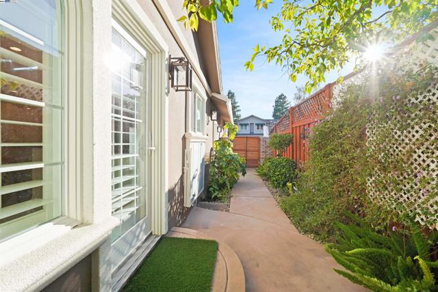 3211 Harvey Ct, Pleasanton CA: https://media.crmls.org/mediaz/5321d10c-cbbf-4d68-aa03-1b1a69c8f9f0.jpg