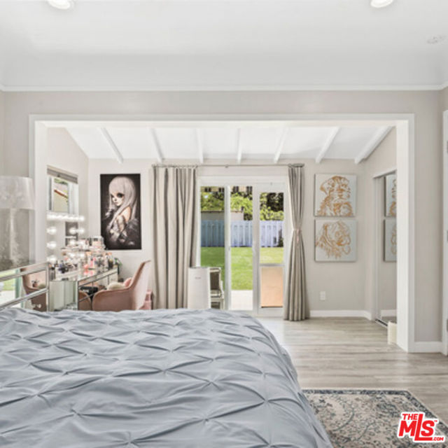 6526 6528 San Vicente Boulevard, Los Angeles CA: https://media.crmls.org/mediaz/532292a5-f4c1-4664-97ac-8e598da1f3af.jpg