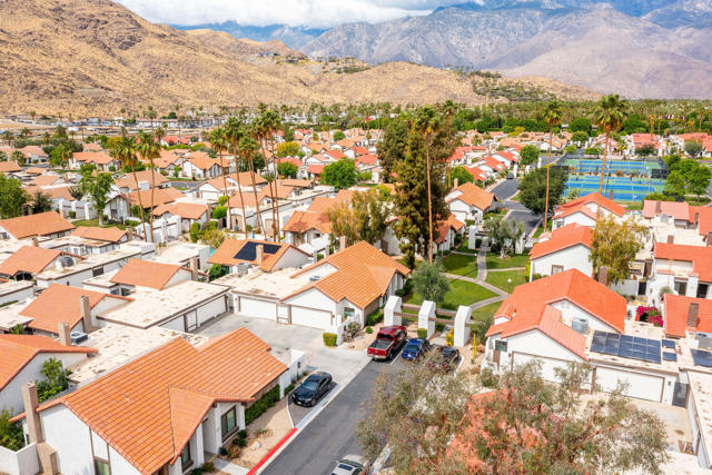 2355 S Gene Autry Trail, Palm Springs CA: https://media.crmls.org/mediaz/53240b56-7eb5-4f6b-954c-7c3a2c3599f0.jpg