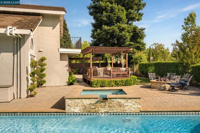 2060 Canyon Crest Ave, San Ramon CA: https://media.crmls.org/mediaz/53249652-8c45-4cb4-a00a-5ec27da6e06a.jpg