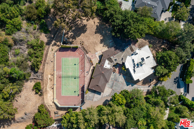 16145 High Valley Place, Encino CA: https://media.crmls.org/mediaz/5324f8ef-661f-444e-8165-4e4c06300dd8.jpg