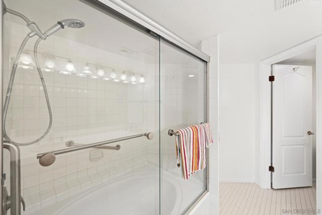 7560 Eads Ave, La Jolla CA: https://media.crmls.org/mediaz/53258307-41e7-44d2-a7a6-58fc02101fc3.jpg