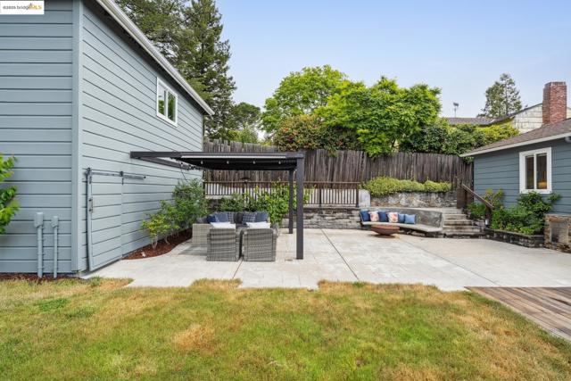 6951 Chambers Dr, Oakland CA: https://media.crmls.org/mediaz/53258c26-e9c9-4c7d-a2e4-113a28649e03.jpg