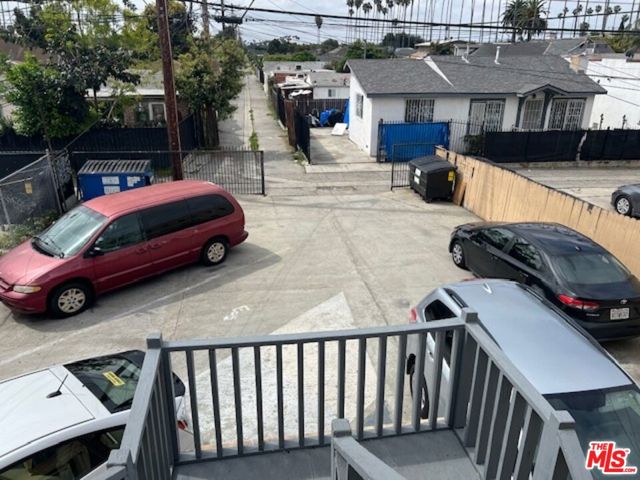 2216 W Jefferson Boulevard, Los Angeles CA: https://media.crmls.org/mediaz/53265687-2a53-467c-837b-e3247898a220.jpg