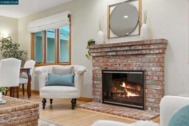 15 Ardmore Ct, Pleasant Hill CA: https://media.crmls.org/mediaz/53269f28-5d57-4a49-8b3c-3fb93b0b65d1.jpg