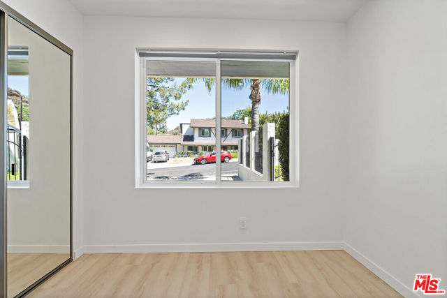 23906 1/2 Darbun Drive, Newhall CA: https://media.crmls.org/mediaz/5326e8b1-7980-4c2b-bc98-a48650838d70.jpg
