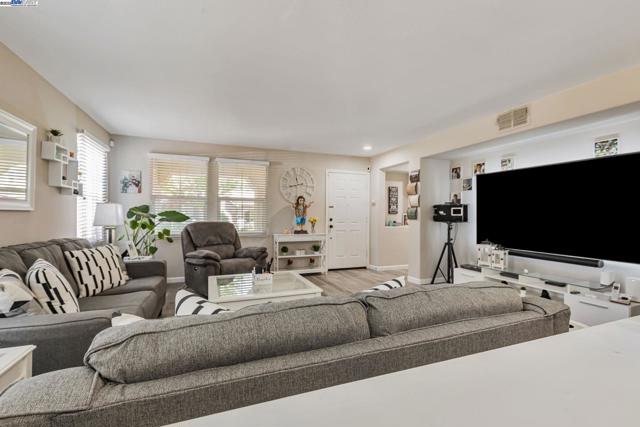 208 Jupiter Ct., Pittsburg CA: https://media.crmls.org/mediaz/53282346-7dab-4c45-9ca9-04f445e50c03.jpg