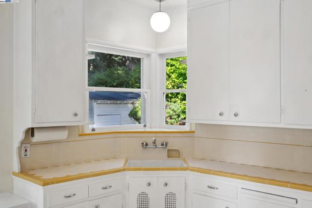1658 Gouldin Rd, Oakland CA: https://media.crmls.org/mediaz/5328282c-26e6-46f8-80cf-89c928de4b29.jpg
