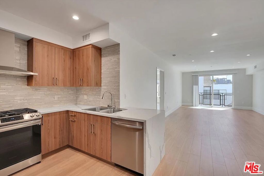 14419 Riverside Drive #202