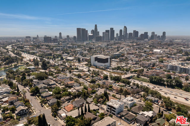 2005 Bellevue Avenue, Los Angeles CA: https://media.crmls.org/mediaz/5328b5b4-2680-4015-bf74-3b71722e566c.jpg
