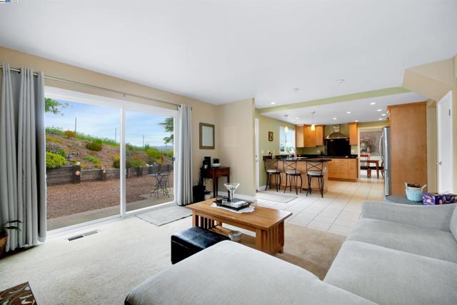 11868 Bloomington Way, Dublin CA: https://media.crmls.org/mediaz/53297202-48c8-4f29-8044-3c3ca254f1a6.jpg