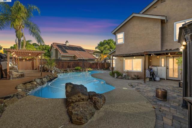 1005 Wood Thrush Ln, Tracy CA: https://media.crmls.org/mediaz/53297c02-4fd6-4886-ac10-bad6f436ca90.jpg