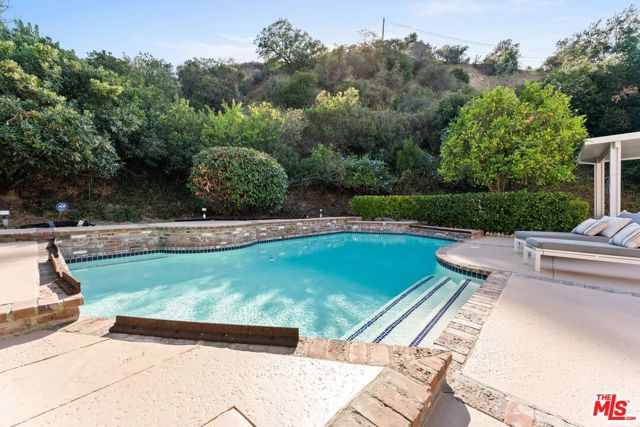 3831 Saint Johnswood Drive, Woodland Hills CA: https://media.crmls.org/mediaz/532a15dc-a664-4bb4-a9fd-5999310b1a29.jpg
