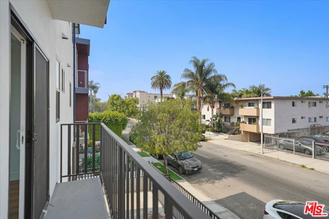 910 N Hudson Avenue, Los Angeles CA: https://media.crmls.org/mediaz/532a8a5a-1169-41b3-9e18-7efd6681ad9c.jpg