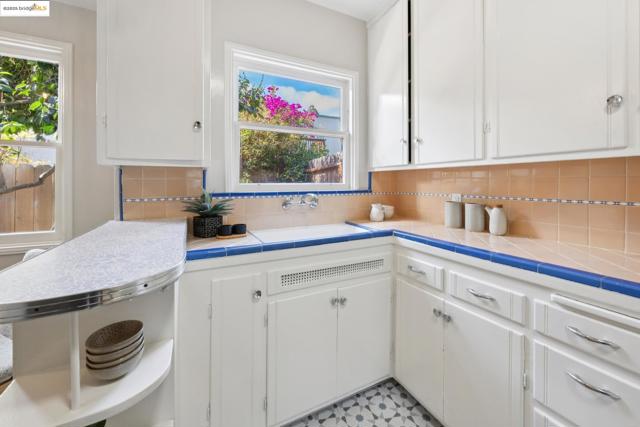 5318 Fleming Avenue, Oakland CA: https://media.crmls.org/mediaz/532ac2a4-85fd-4b20-b89b-5d925ae52b21.jpg