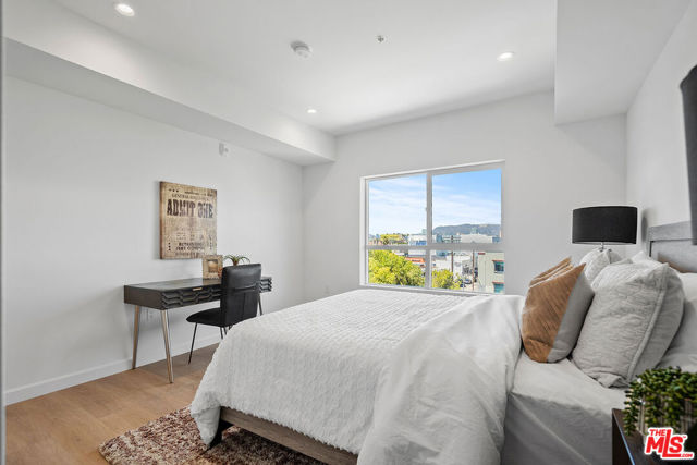 321 S Oxford Avenue, Los Angeles CA: https://media.crmls.org/mediaz/532b68b8-b9fe-486f-a137-aff11625b0f4.jpg