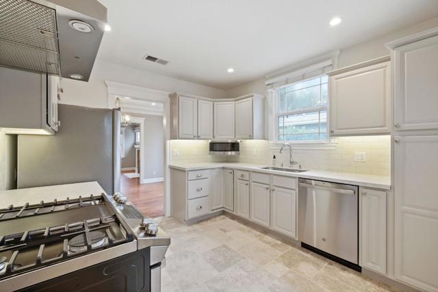 711 Laurel Avenue, Burlingame CA: https://media.crmls.org/mediaz/532bee77-ddeb-48b0-86fb-4d3c40a2d947.jpg