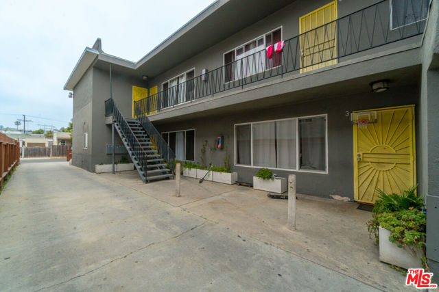 5511 Smiley Drive, Los Angeles CA: https://media.crmls.org/mediaz/532c61ad-f476-454a-9ed7-e291c31e6adc.jpg