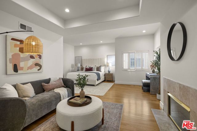 640 N Sweetzer Avenue, Los Angeles CA: https://media.crmls.org/mediaz/532ce060-e0dd-4622-aee3-401e37cfdb1e.jpg